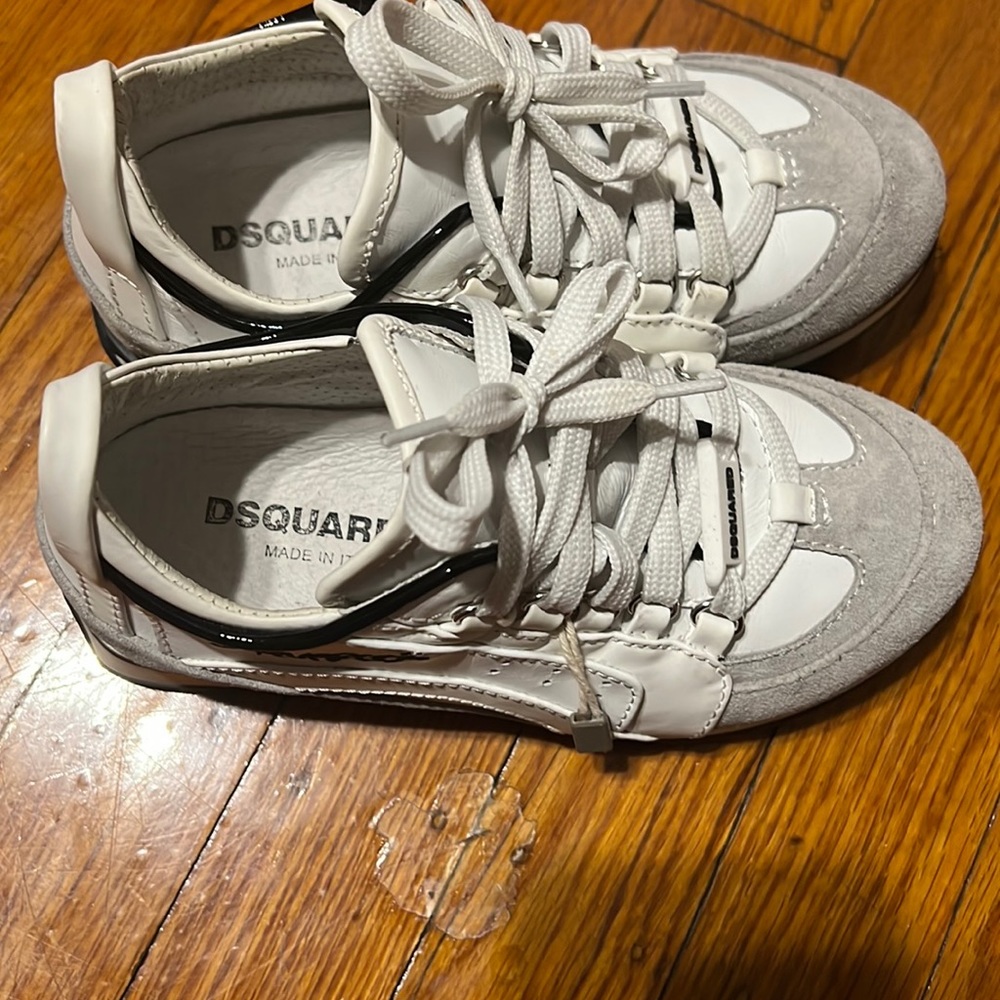 Dsquared2 sneaker for toddler boy. With gray suede, black writing and trimming.